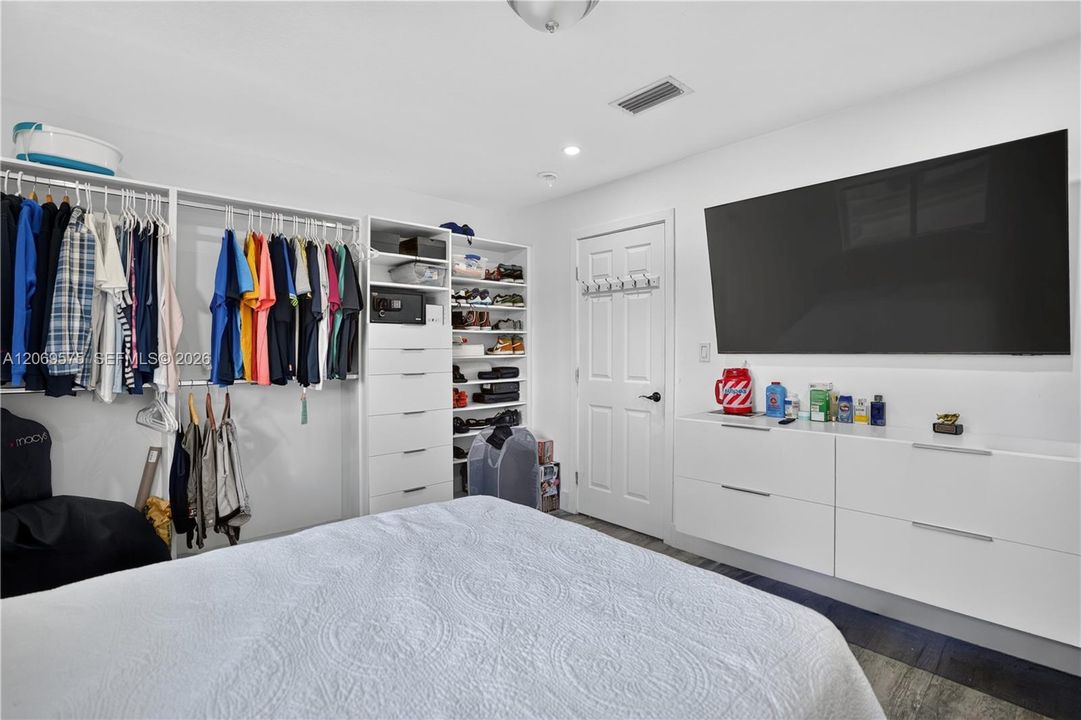 For Sale: $730,000 (5 beds, 3 baths, 2255 Square Feet)