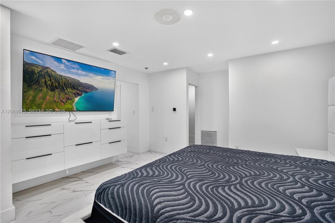 For Sale: $730,000 (5 beds, 3 baths, 2255 Square Feet)