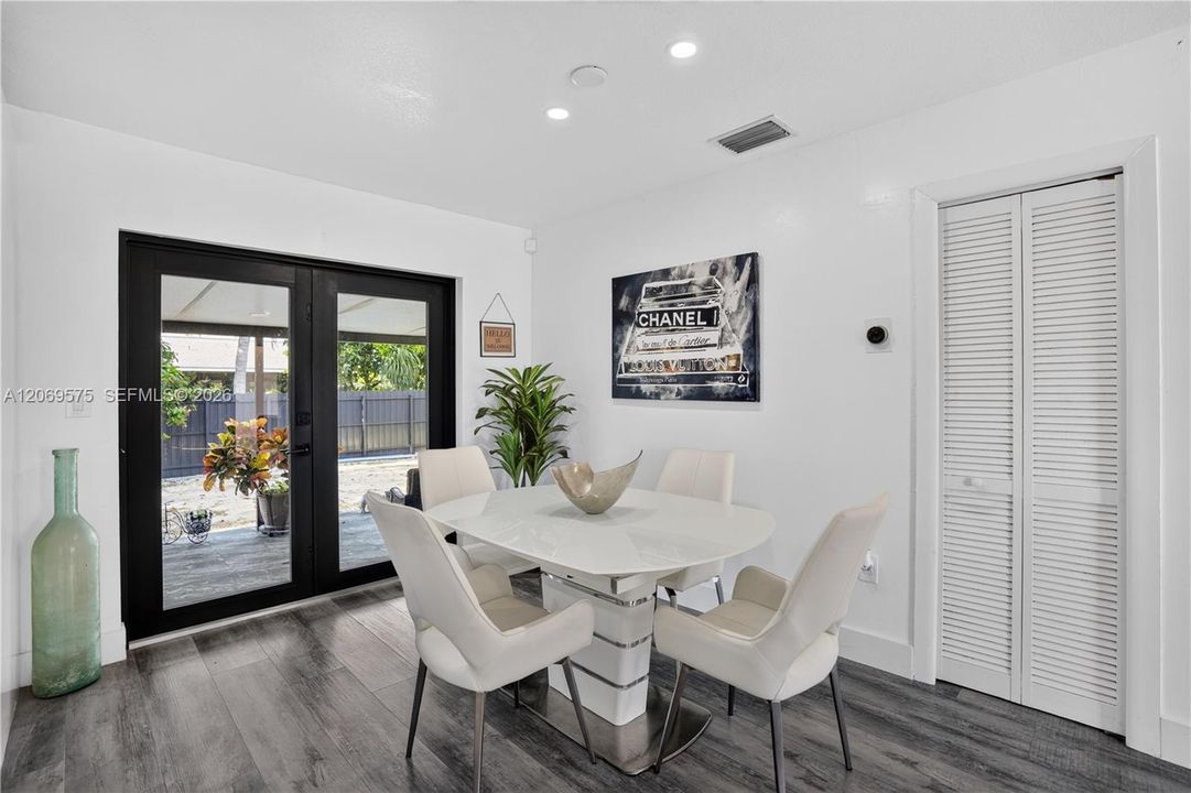For Sale: $730,000 (5 beds, 3 baths, 2255 Square Feet)