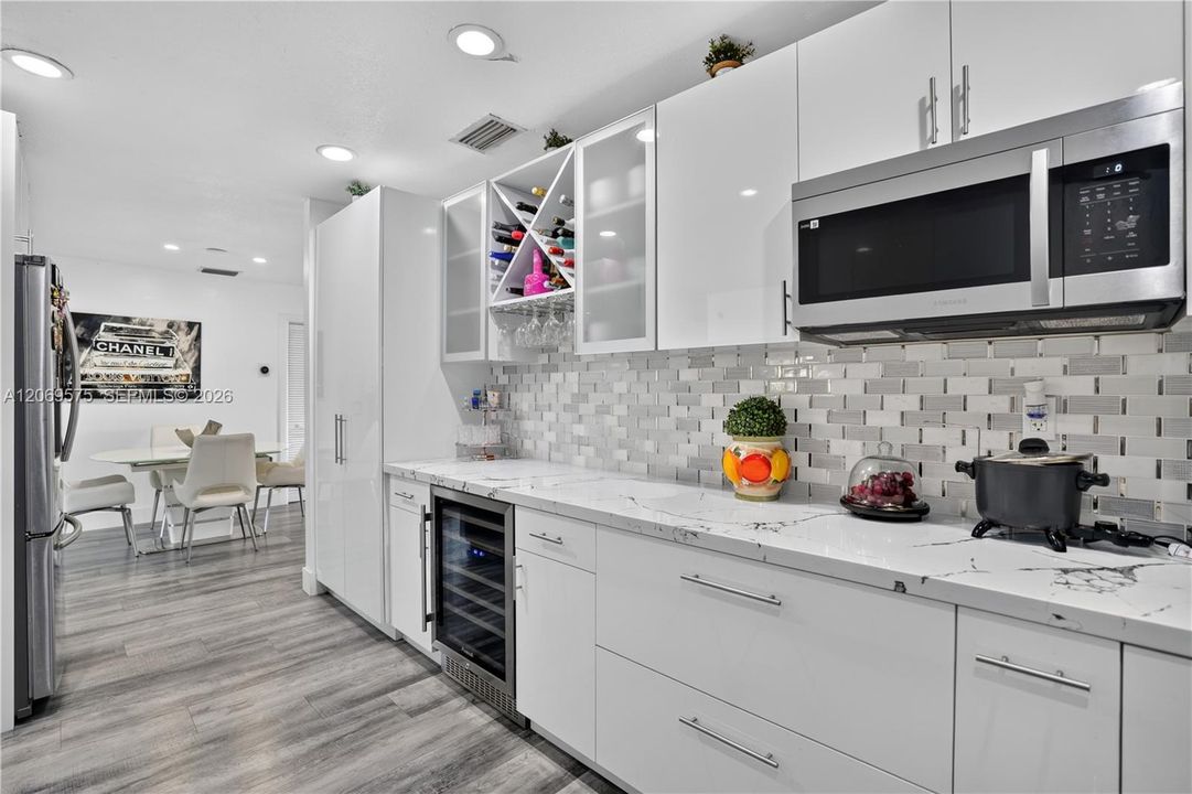 For Sale: $730,000 (5 beds, 3 baths, 2255 Square Feet)