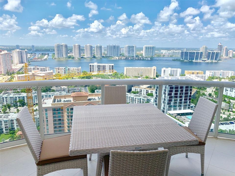 For Sale: $1,500,000 (2 beds, 2 baths, 1590 Square Feet)