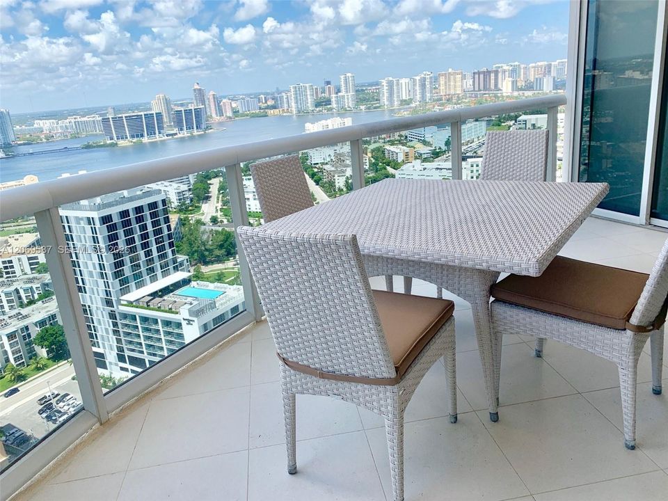 For Sale: $1,500,000 (2 beds, 2 baths, 1590 Square Feet)