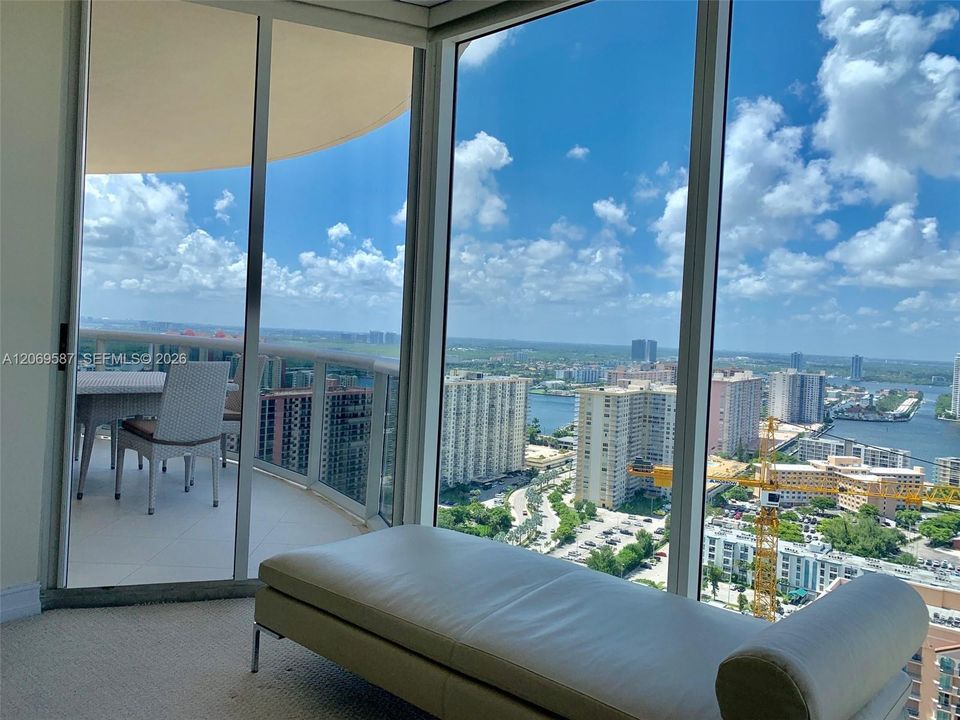 For Sale: $1,500,000 (2 beds, 2 baths, 1590 Square Feet)