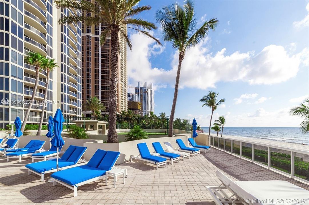 For Sale: $1,500,000 (2 beds, 2 baths, 1590 Square Feet)