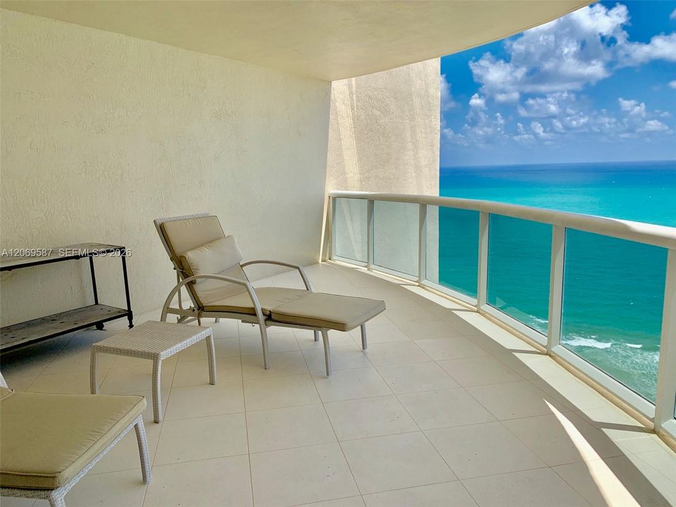 For Sale: $1,500,000 (2 beds, 2 baths, 1590 Square Feet)
