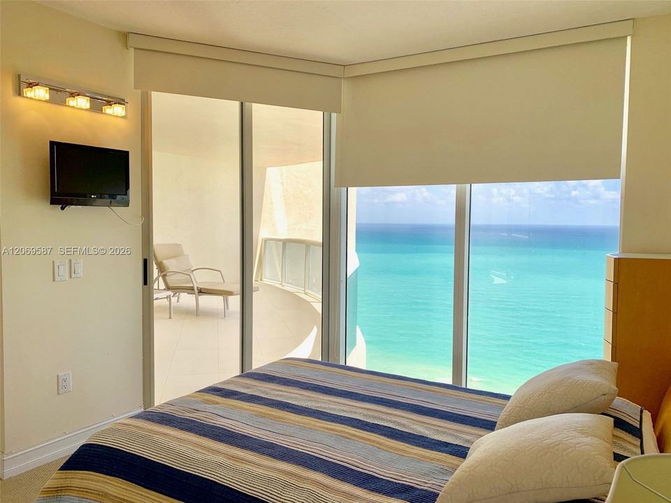 For Sale: $1,500,000 (2 beds, 2 baths, 1590 Square Feet)