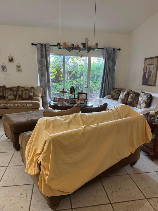 For Rent: $1,100 (1 beds, 1 baths, 400 Square Feet)