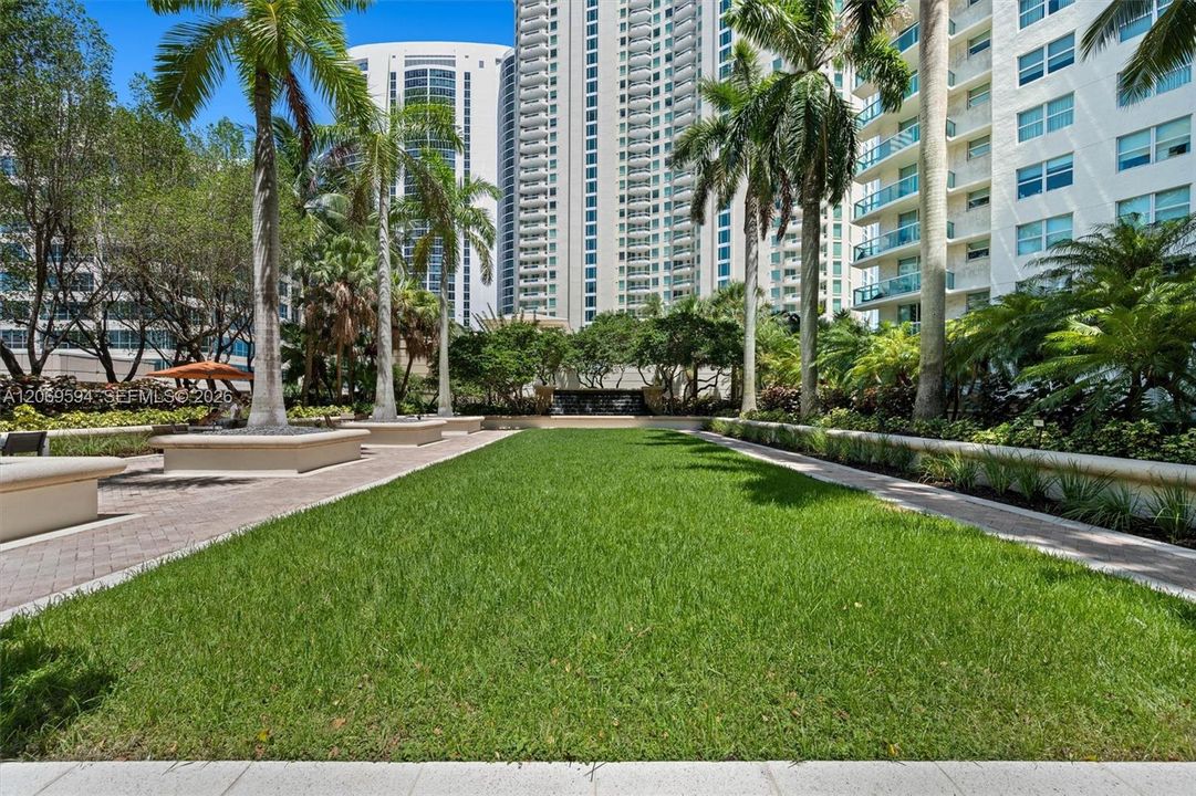 For Sale: $1,095,000 (3 beds, 2 baths, 1469 Square Feet)