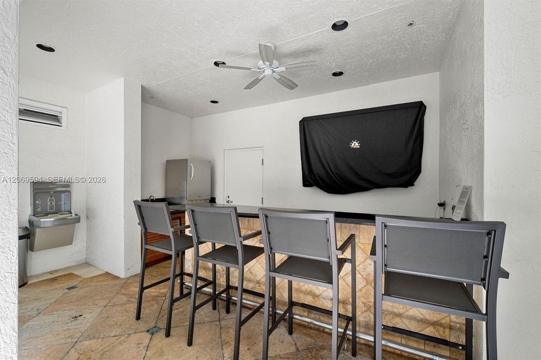 For Sale: $1,095,000 (3 beds, 2 baths, 1469 Square Feet)