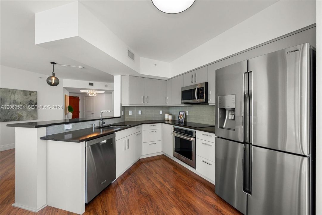 For Sale: $1,095,000 (3 beds, 2 baths, 1469 Square Feet)