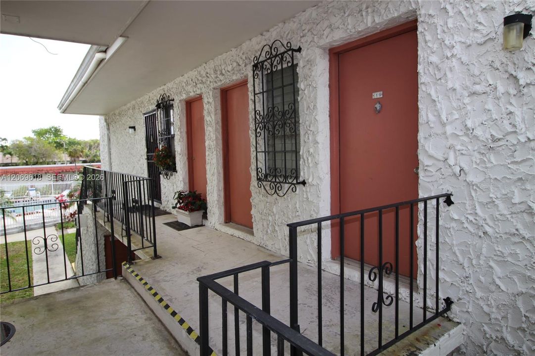 For Sale: $274,900 (2 beds, 2 baths, 777 Square Feet)