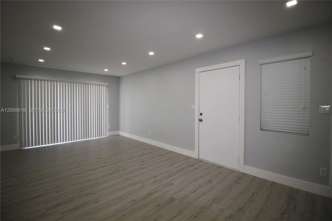 For Sale: $274,900 (2 beds, 2 baths, 777 Square Feet)
