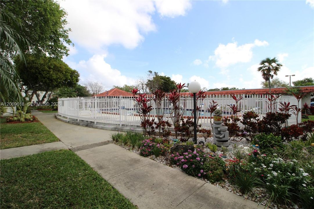 For Sale: $274,900 (2 beds, 2 baths, 777 Square Feet)
