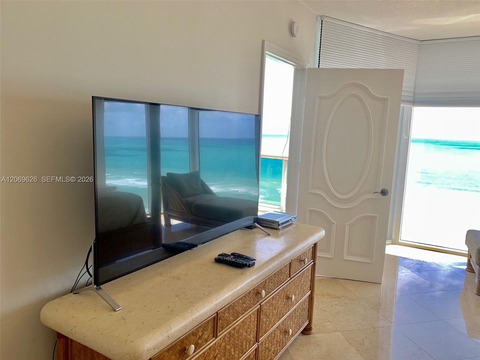 For Sale: $2,100,000 (3 beds, 3 baths, 1840 Square Feet)