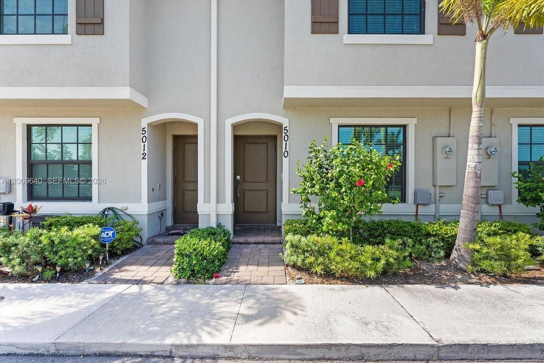 For Sale: $395,000 (3 beds, 3 baths, 1311 Square Feet)