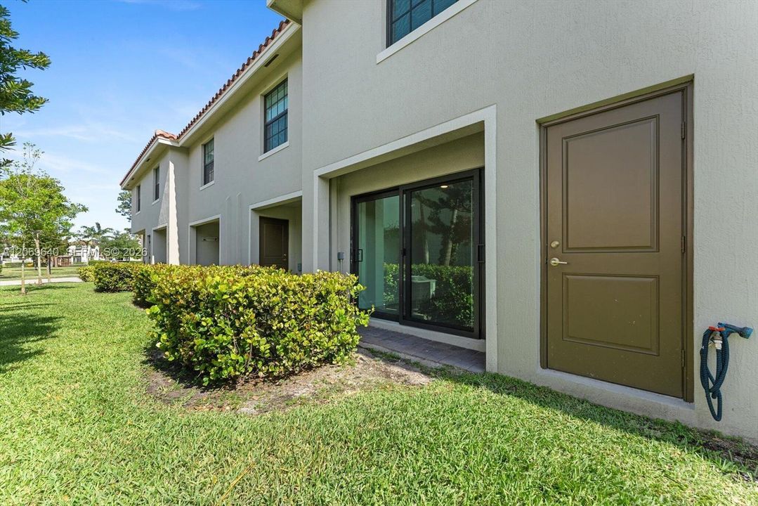 For Sale: $395,000 (3 beds, 3 baths, 1311 Square Feet)