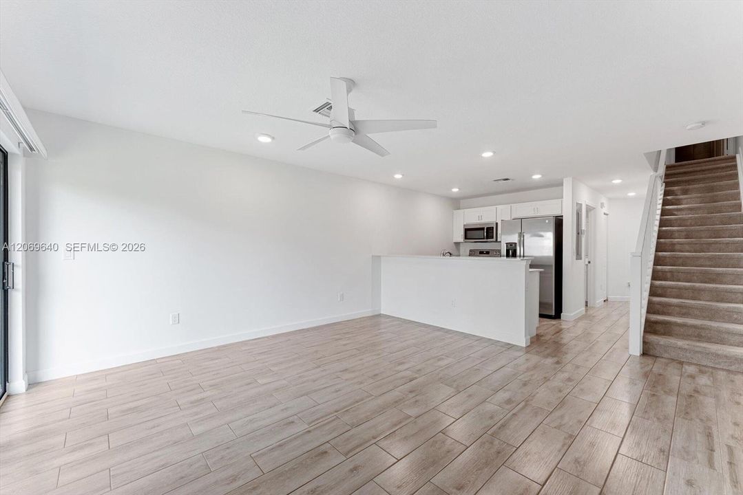 For Sale: $395,000 (3 beds, 3 baths, 1311 Square Feet)