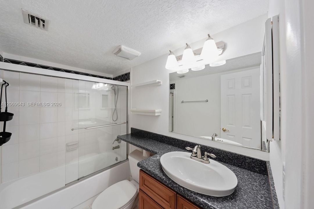 For Rent: $2,800 (3 beds, 2 baths, 1228 Square Feet)