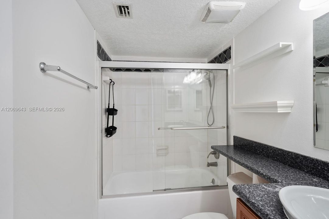 For Rent: $2,800 (3 beds, 2 baths, 1228 Square Feet)