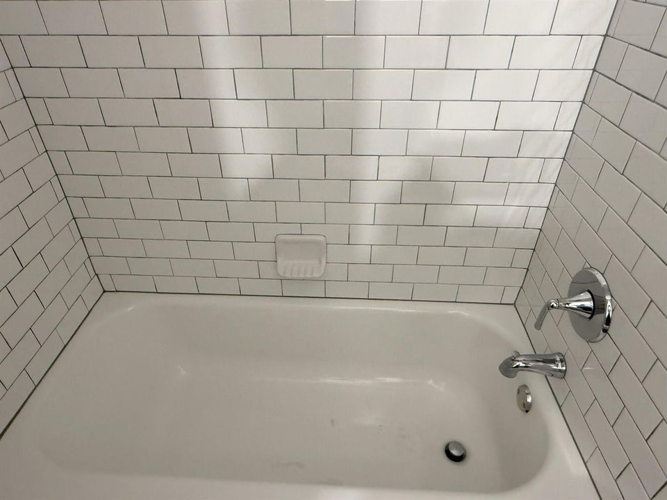 2828 Casita Way #211 (Tub)