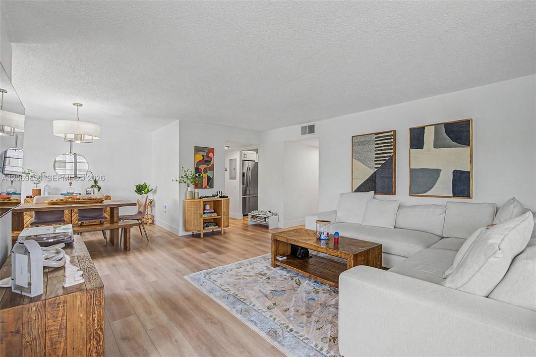 For Sale: $320,000 (2 beds, 2 baths, 1242 Square Feet)