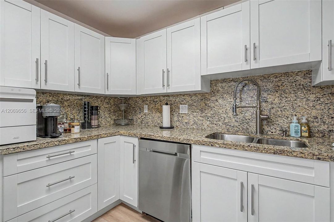 For Sale: $320,000 (2 beds, 2 baths, 1242 Square Feet)