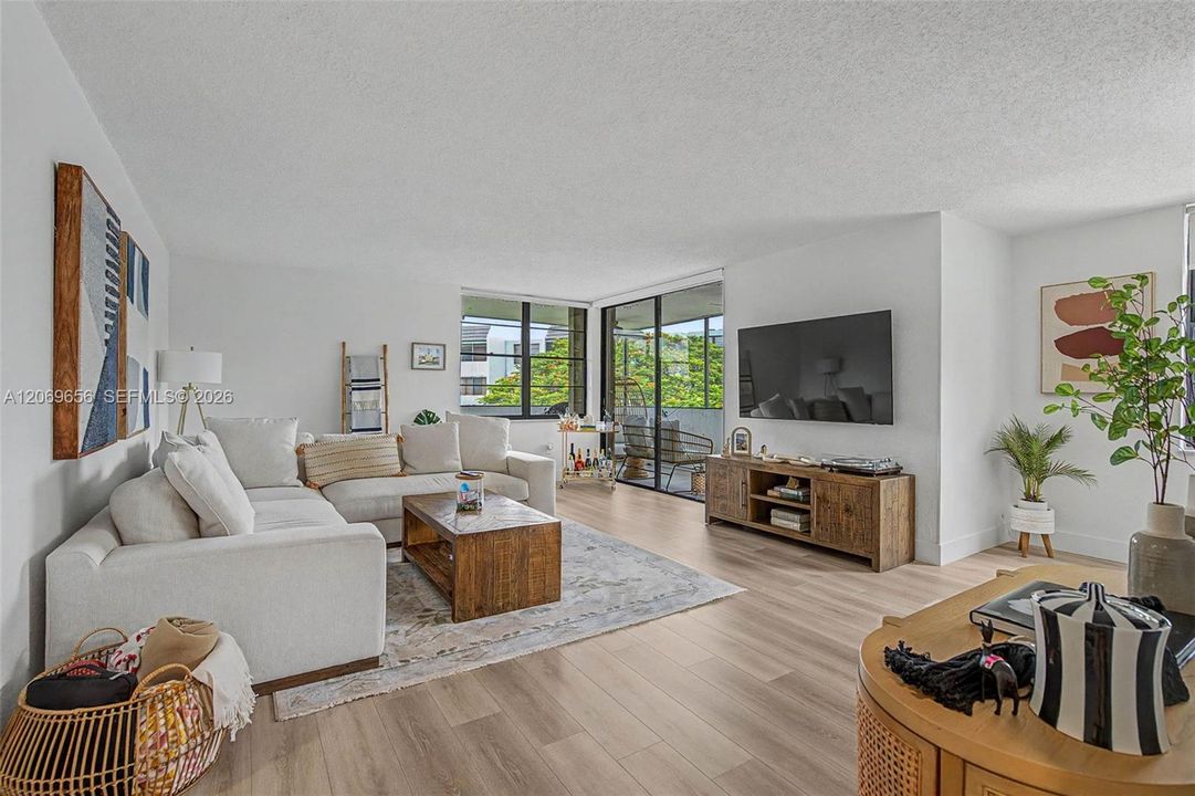 For Sale: $320,000 (2 beds, 2 baths, 1242 Square Feet)