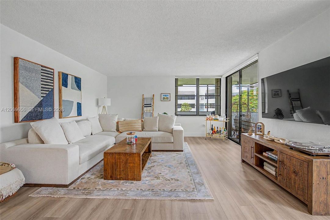 For Sale: $320,000 (2 beds, 2 baths, 1242 Square Feet)