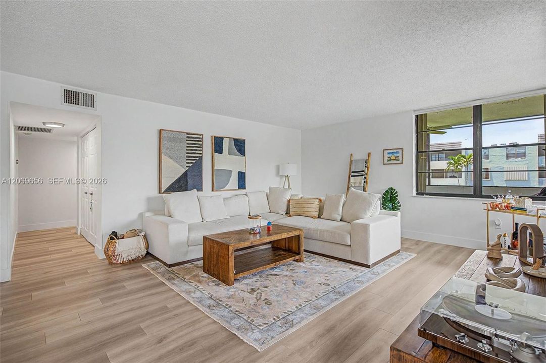 For Sale: $320,000 (2 beds, 2 baths, 1242 Square Feet)