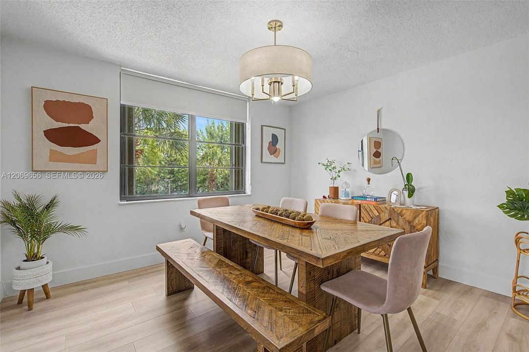 For Sale: $320,000 (2 beds, 2 baths, 1242 Square Feet)