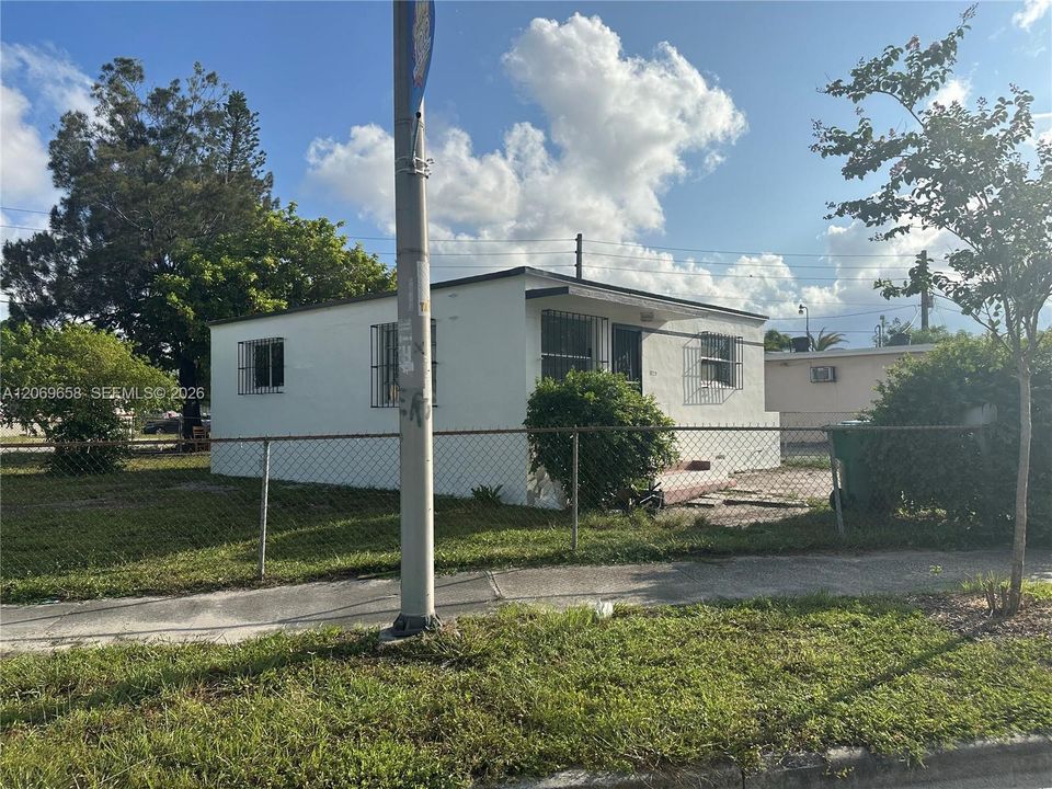 For Sale: $375,000 (2 beds, 1 baths, 780 Square Feet)