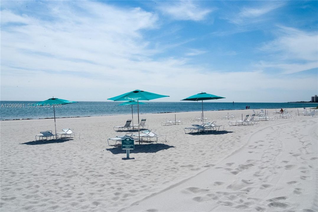 For Sale: $1,100,000 (2 beds, 2 baths, 1260 Square Feet)
