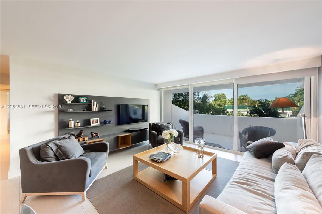 For Sale: $1,100,000 (2 beds, 2 baths, 1260 Square Feet)