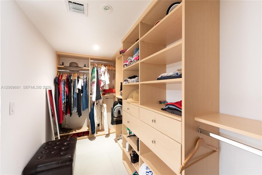 For Sale: $1,100,000 (2 beds, 2 baths, 1260 Square Feet)
