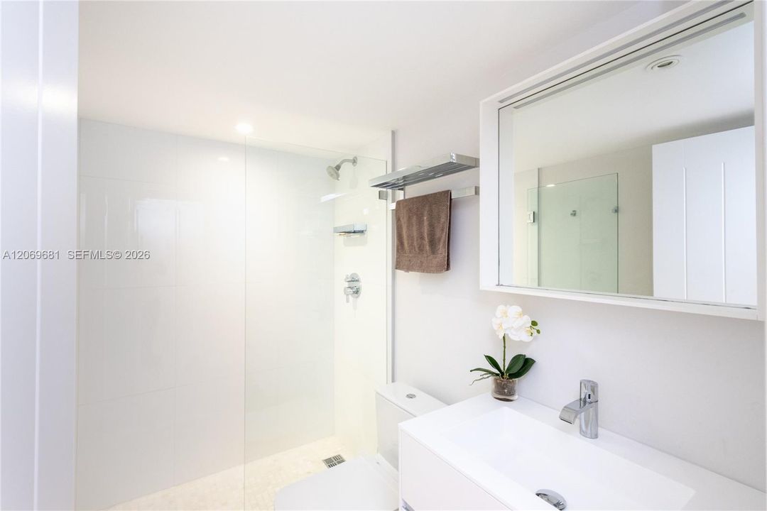 For Sale: $1,100,000 (2 beds, 2 baths, 1260 Square Feet)
