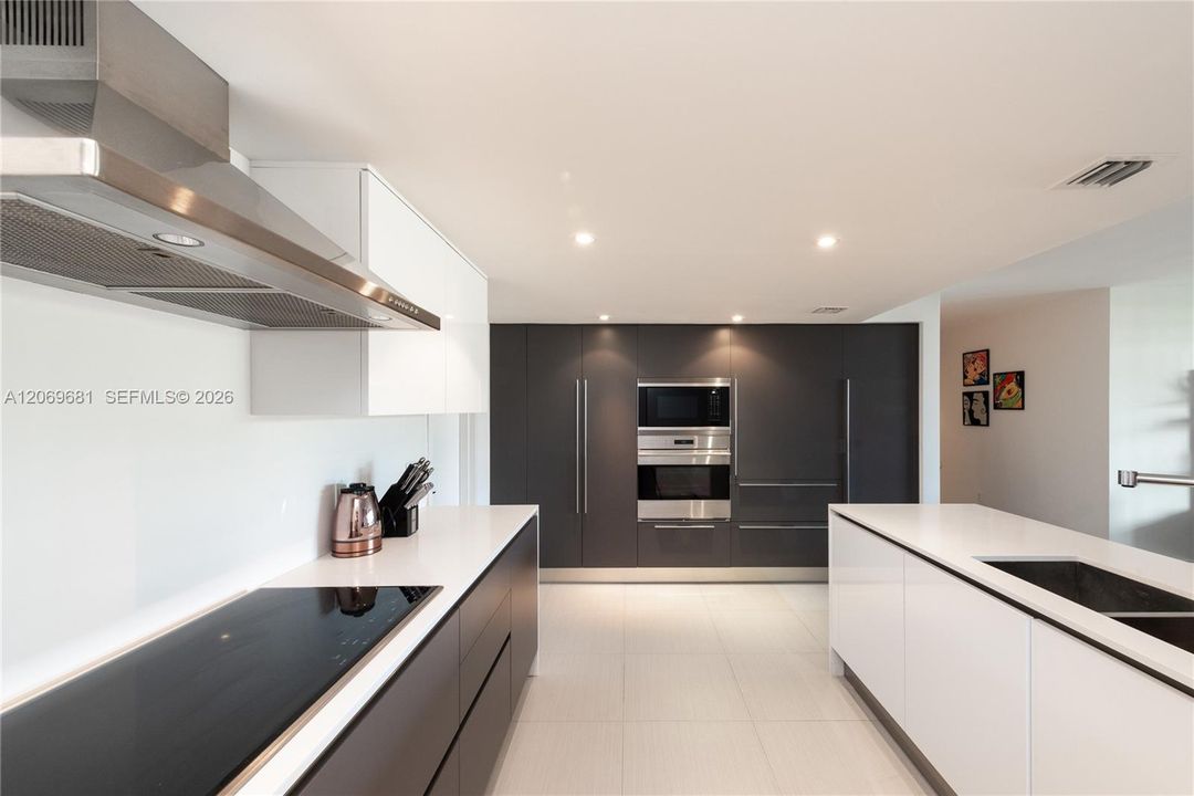 For Sale: $1,100,000 (2 beds, 2 baths, 1260 Square Feet)