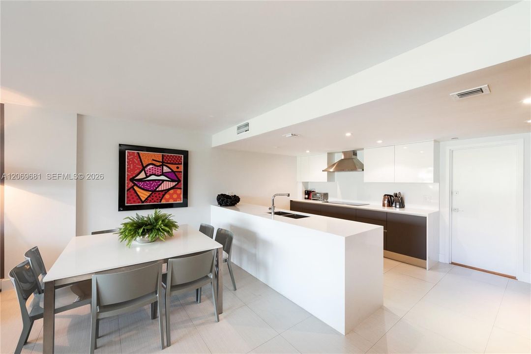 For Sale: $1,100,000 (2 beds, 2 baths, 1260 Square Feet)