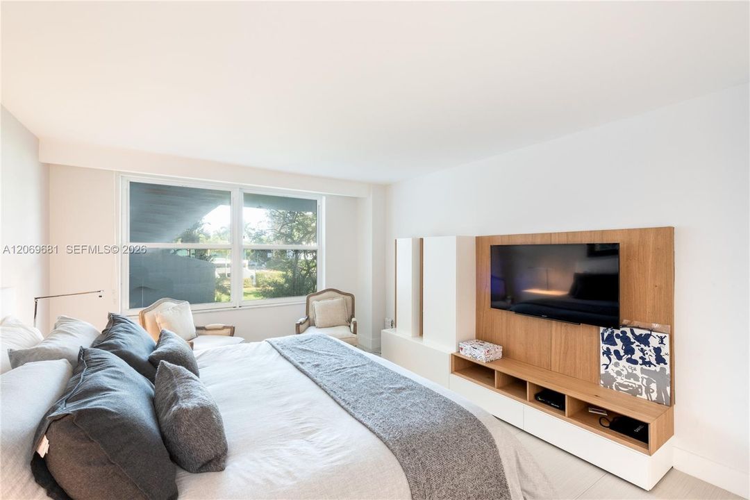 For Sale: $1,100,000 (2 beds, 2 baths, 1260 Square Feet)