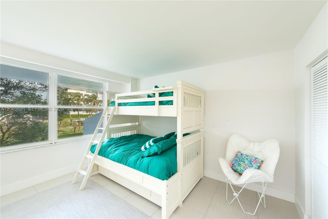 For Sale: $1,100,000 (2 beds, 2 baths, 1260 Square Feet)