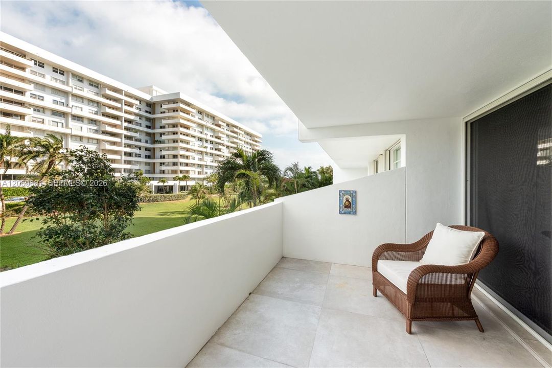 For Sale: $1,100,000 (2 beds, 2 baths, 1260 Square Feet)