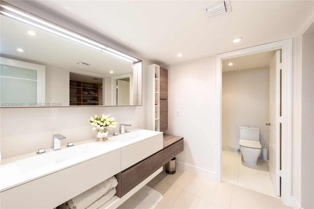 For Sale: $1,100,000 (2 beds, 2 baths, 1260 Square Feet)