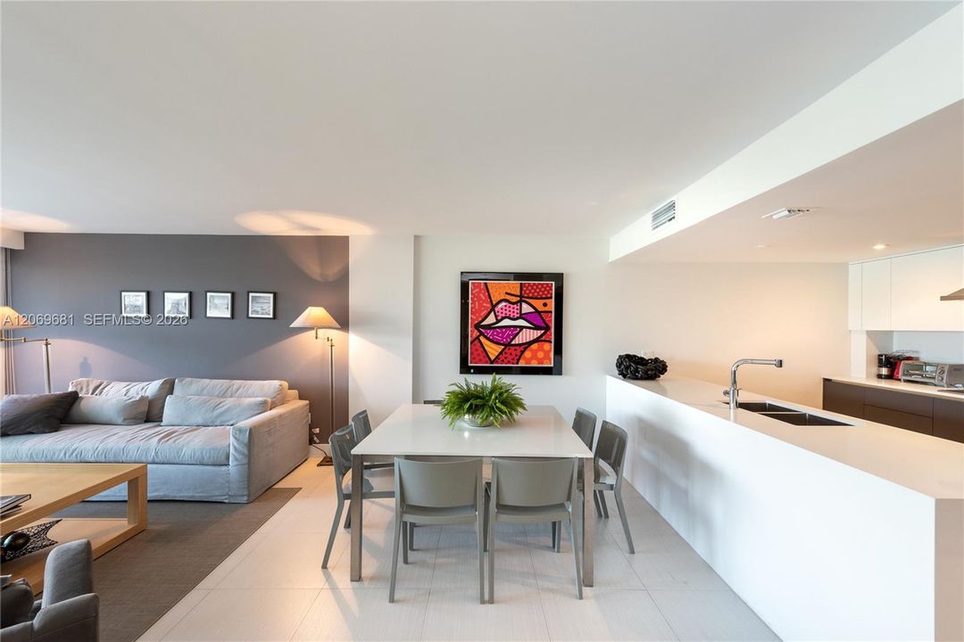 For Sale: $1,100,000 (2 beds, 2 baths, 1260 Square Feet)