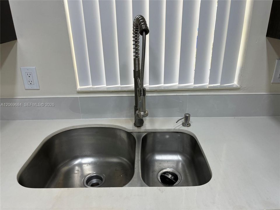 For Rent: $2,750 (3 beds, 2 baths, 864 Square Feet)