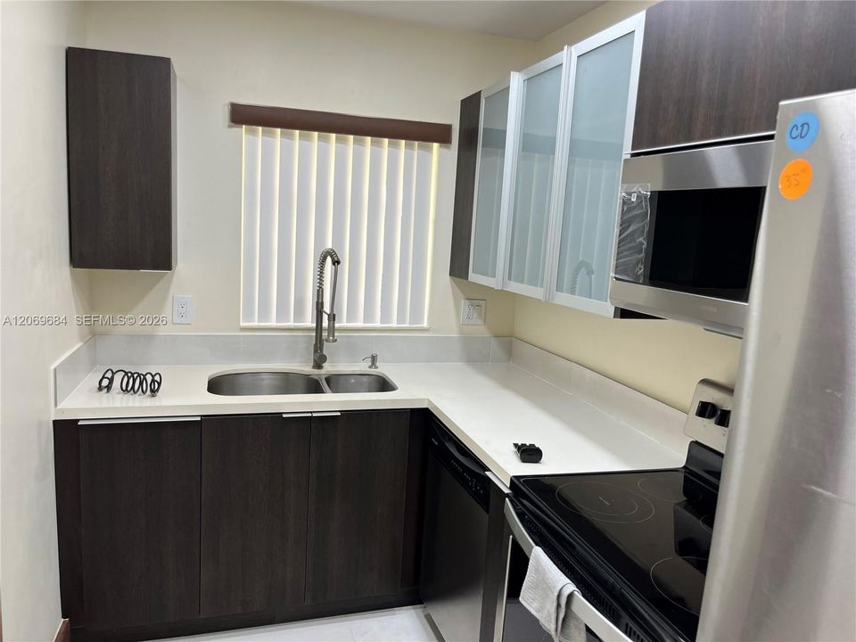 For Rent: $2,750 (3 beds, 2 baths, 864 Square Feet)