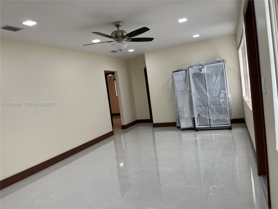For Rent: $2,750 (3 beds, 2 baths, 864 Square Feet)