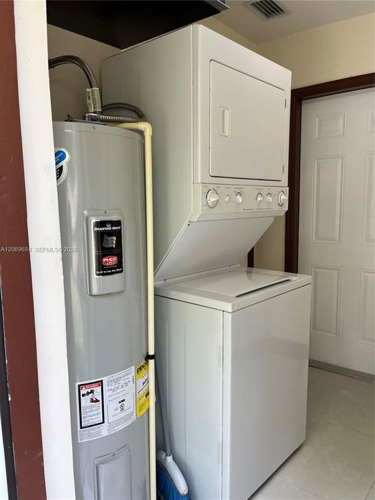 For Rent: $2,750 (3 beds, 2 baths, 864 Square Feet)