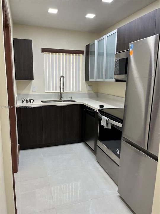 For Rent: $2,750 (3 beds, 2 baths, 864 Square Feet)