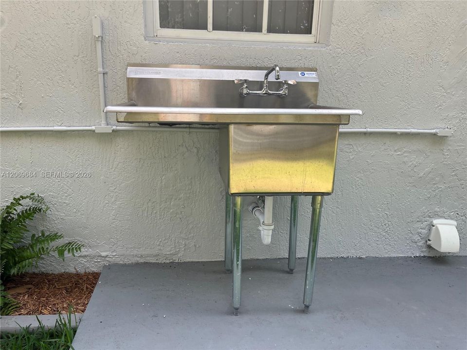 For Rent: $2,750 (3 beds, 2 baths, 864 Square Feet)
