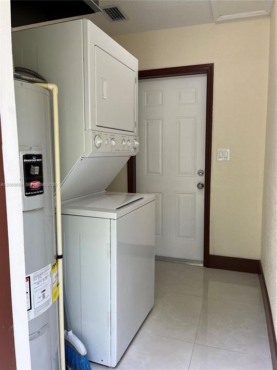For Rent: $2,750 (3 beds, 2 baths, 864 Square Feet)