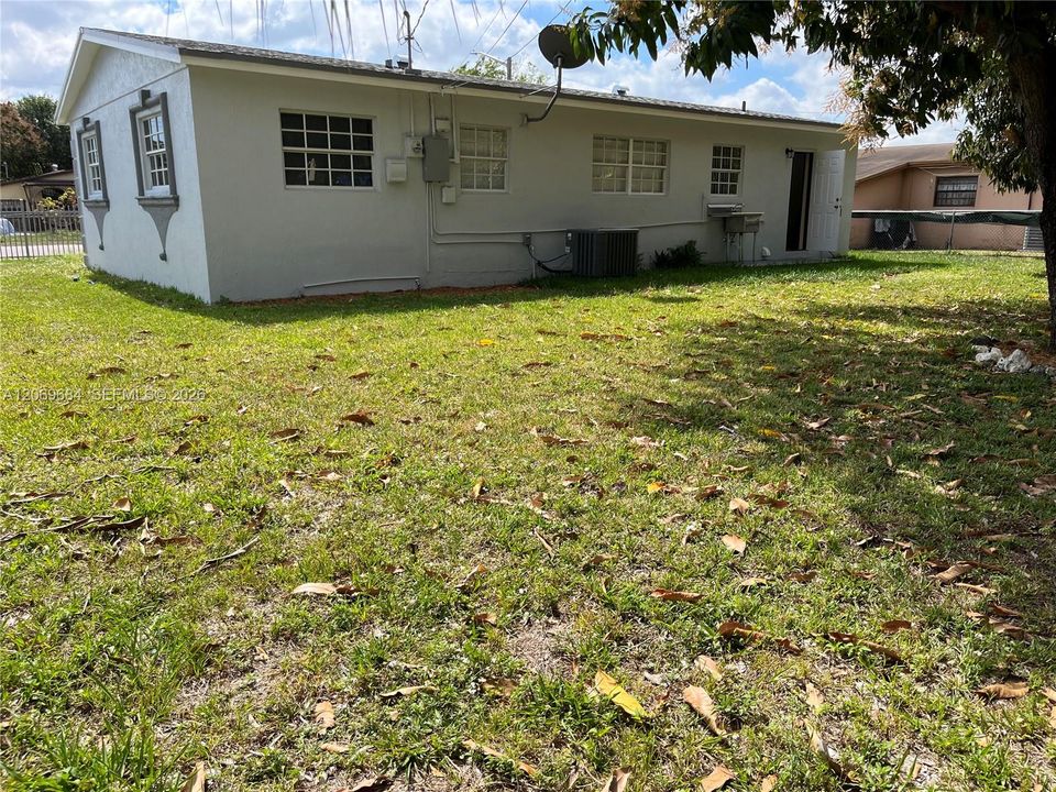 For Rent: $2,750 (3 beds, 2 baths, 864 Square Feet)